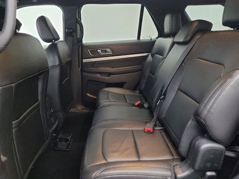 Used 2018 Ford Explorer XLT w/ Equipment Group 202A AWD/4WD image 18