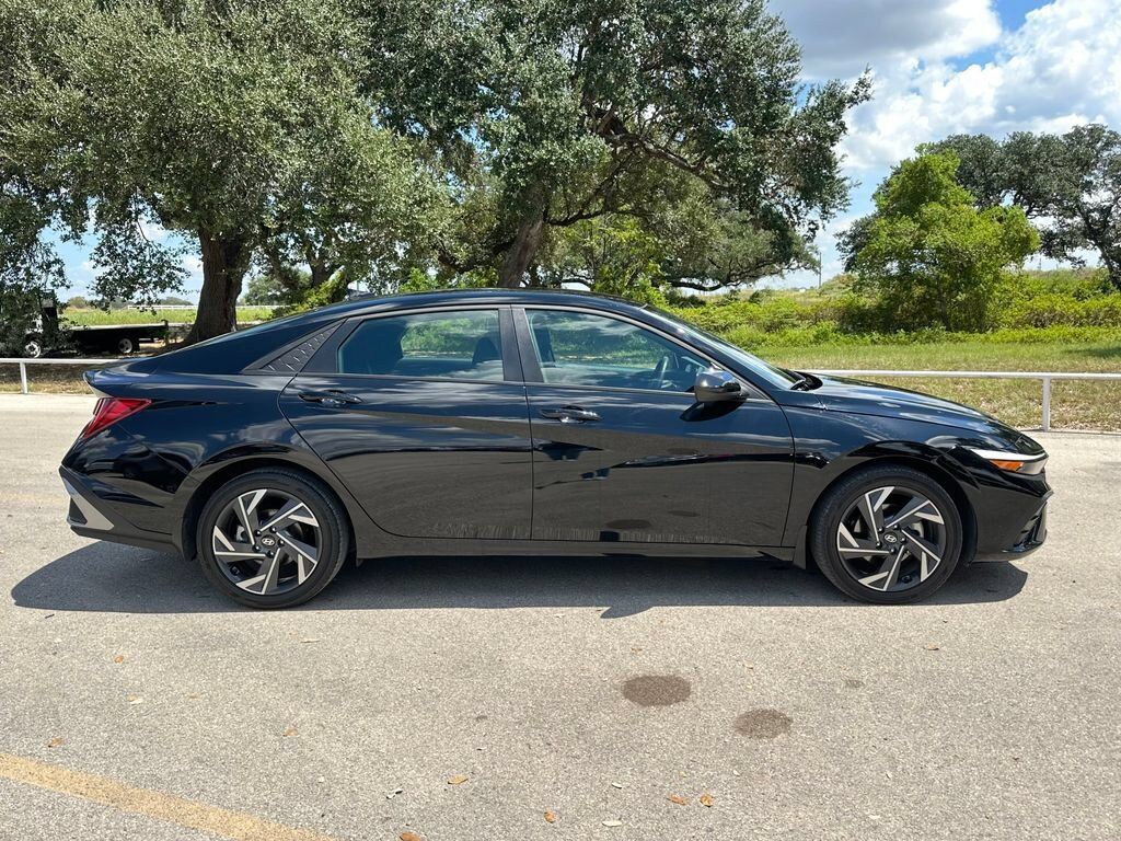 Used 2025 Hyundai Elantra SEL FWD image 4