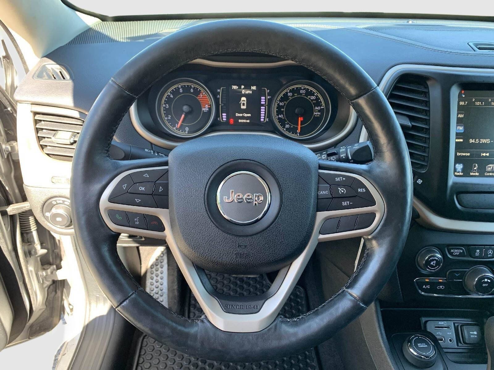 Used 2017 Jeep Cherokee Latitude w/ Cold Weather Group AWD/4WD image 14