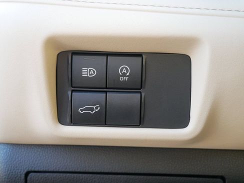 Used 2023 Toyota Highlander XLE AWD/4WD image 18