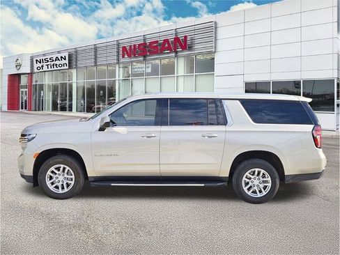 Used 2024 Chevrolet Suburban LT RWD image 7