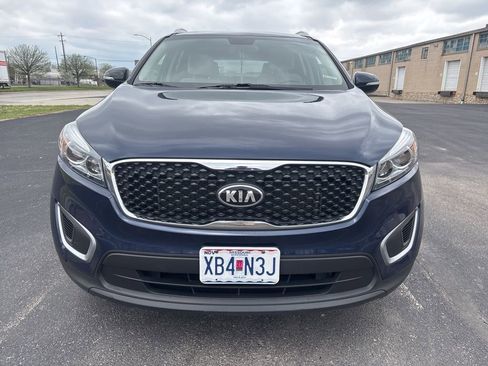 Used 2017 Kia Sorento LX image 2
