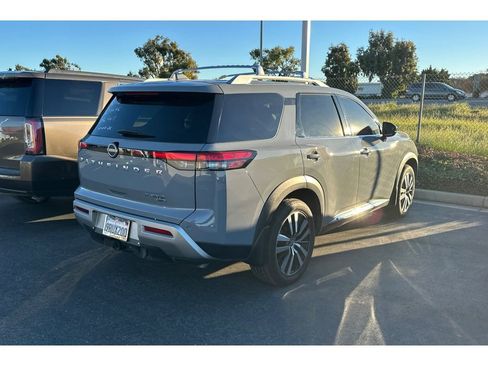 Used 2023 Nissan Pathfinder Platinum image 3