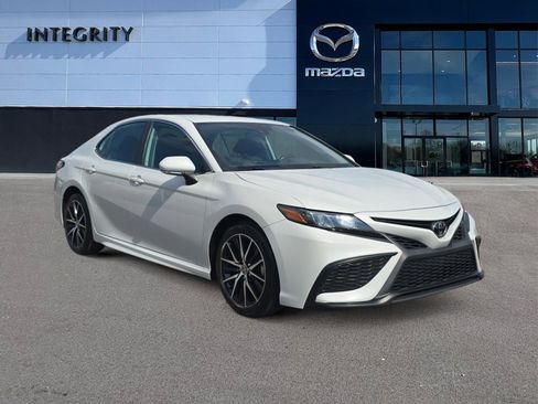 Used 2023 Toyota Camry SE image 2