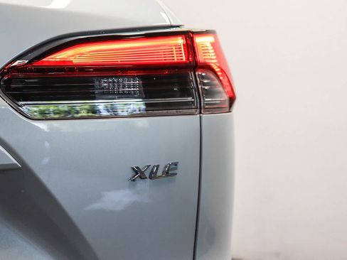Used 2023 Toyota Corolla Cross XLE w/ Convenience Package FWD image 12