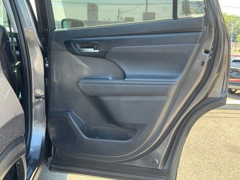 Used 2021 Toyota Highlander XLE AWD/4WD image 32