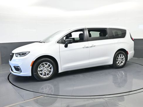 New 2026 Chrysler Pacifica Select image 2