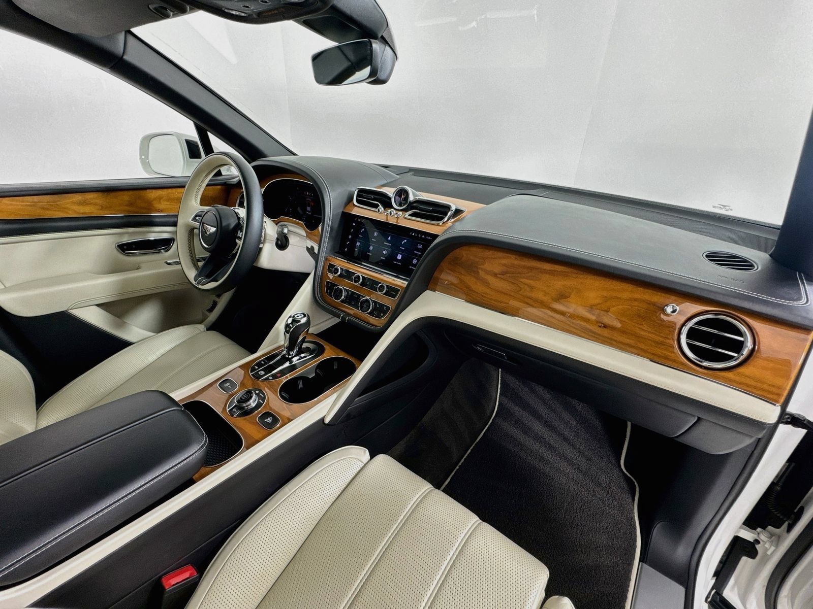 Certified 2023 Bentley Bentayga Extended Wheelbase AWD/4WD image 29