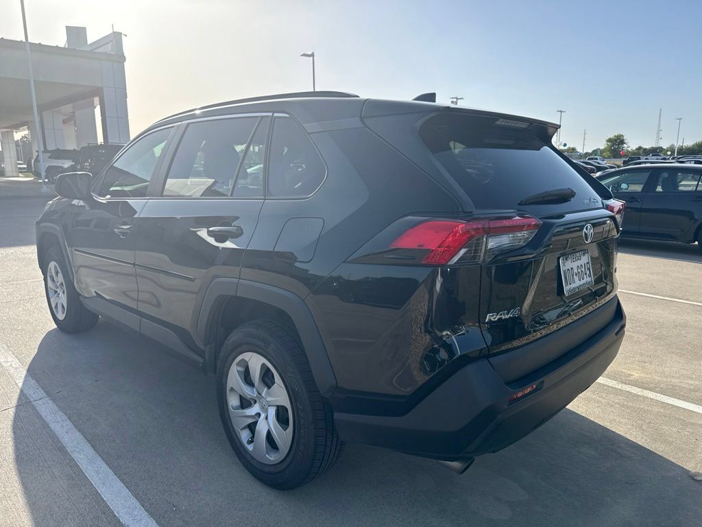 Used 2020 Toyota RAV4 LE FWD image 4