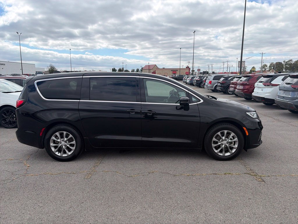 Used 2026 Chrysler Pacifica Limited FWD image 7