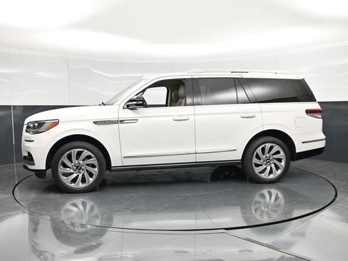 Used 2024 Lincoln Navigator Premiere AWD/4WD image 8