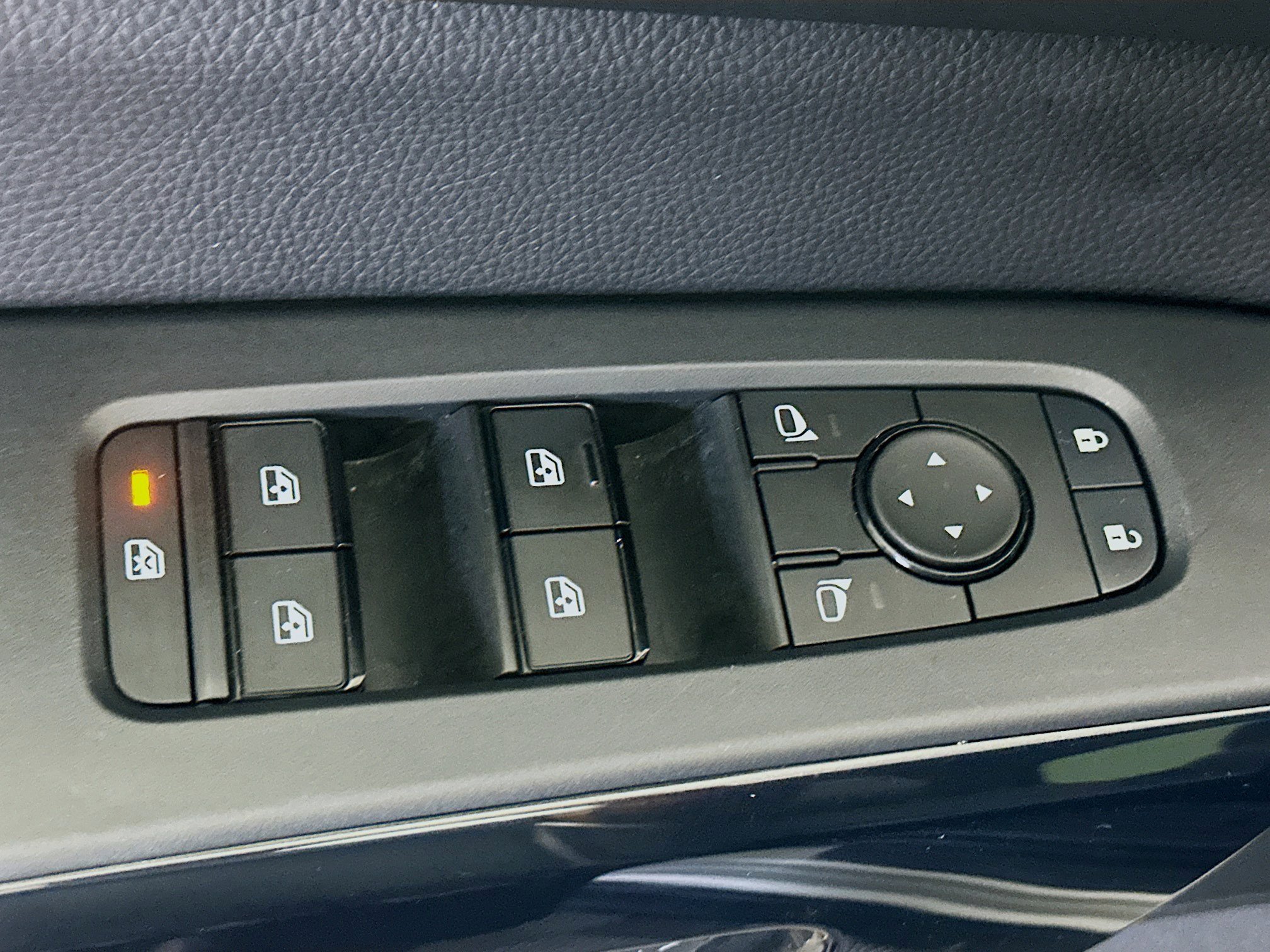Used 2025 Nissan Pathfinder SV FWD image 15