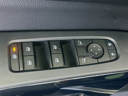 Used 2025 Nissan Pathfinder SV FWD image 15