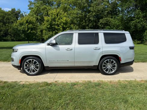 Used 2022 Jeep Grand Wagoneer Series II AWD/4WD image 2