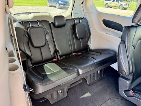 Used 2024 Chrysler Pacifica Touring-L FWD image 19