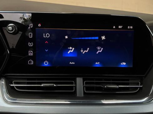 Used 2025 Chevrolet Trax LT w/ LT Convenience Package FWD image 29