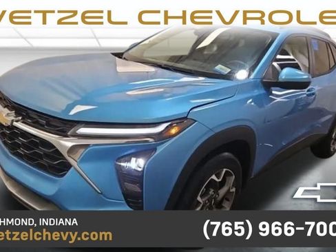 Used 2025 Chevrolet Trax LT FWD image 1