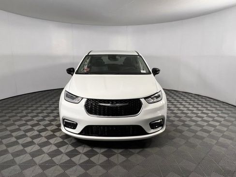 Used 2024 Chrysler Pacifica Touring-L image 5