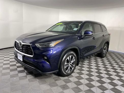 Used 2023 Toyota Highlander XLE image 4