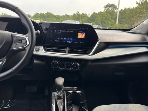Used 2025 Chevrolet Trax LT w/ LT Convenience Package FWD image 17