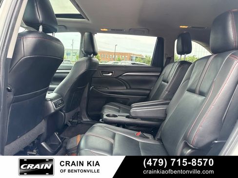 Used 2019 Toyota Highlander SE FWD image 20