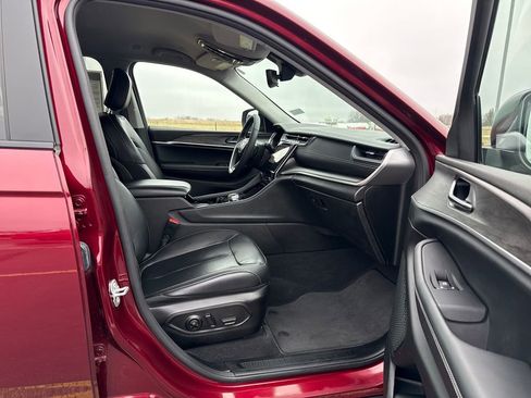 Used 2023 Jeep Grand Cherokee Limited image 17