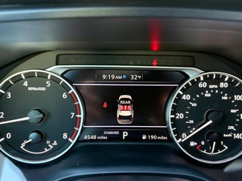 Used 2025 Nissan Rogue SV w/ SV Premium Package image 7