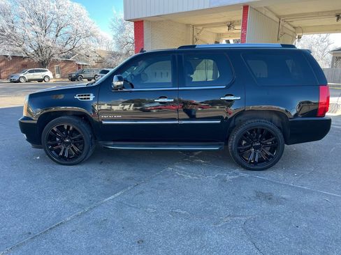 Used 2011 Cadillac Escalade Luxury image 6