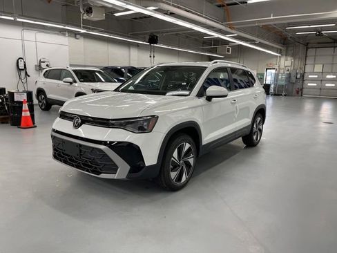 New 2026 Volkswagen Taos SE image 1