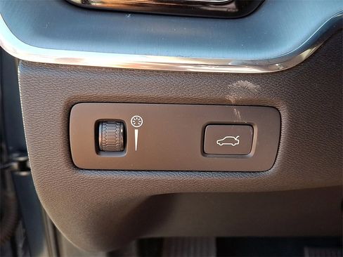 Used 2019 Volvo XC60 T6 Momentum w/ Premium Package image 25