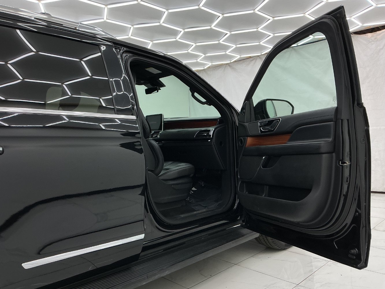Used 2018 Lincoln Navigator Premiere RWD image 19