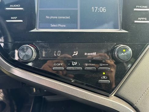 Used 2019 Toyota Camry SE FWD image 16