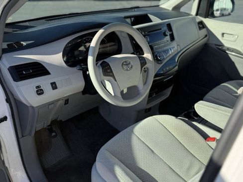 Used 2013 Toyota Sienna LE image 28