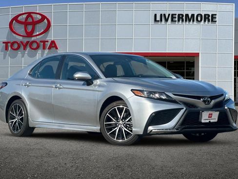 Used 2021 Toyota Camry SE FWD image 2
