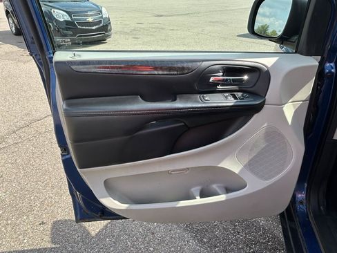 Used 2011 Dodge Grand Caravan SXT FWD image 14