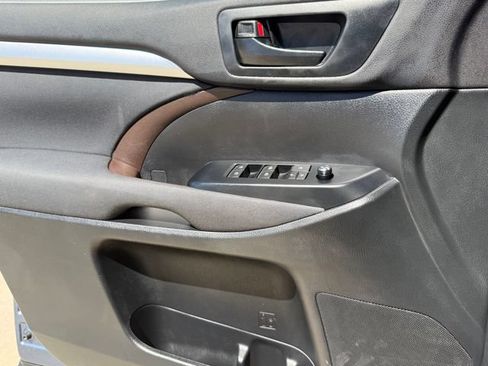 Used 2014 Toyota Highlander LE FWD image 23