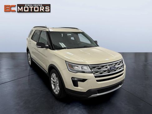 Used 2018 Ford Explorer XLT w/ Equipment Group 202A AWD/4WD image 7