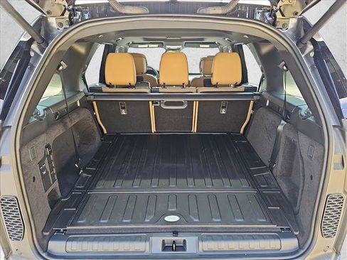 Used 2024 Land Rover Discovery Dynamic SE image 7