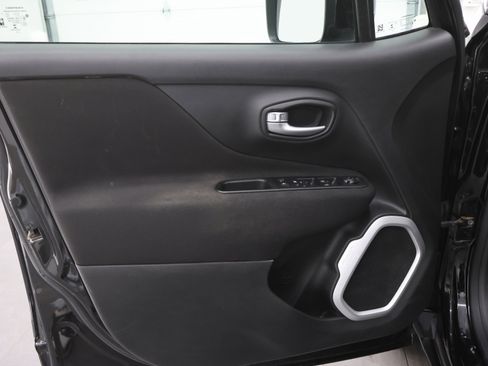 Used 2019 Jeep Renegade Latitude image 32