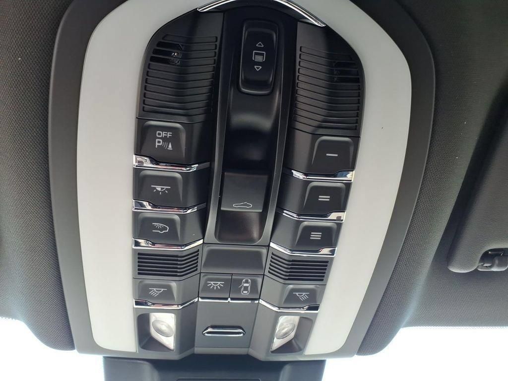 Used 2025 Porsche Macan AWD/4WD image 27
