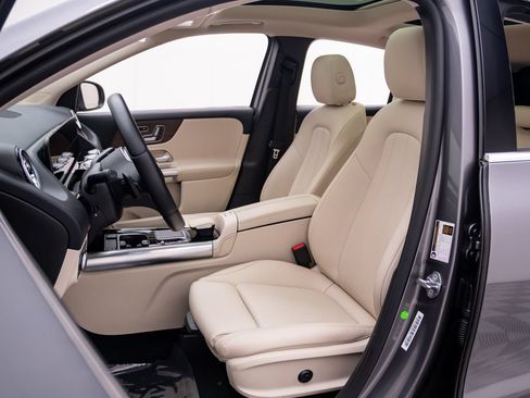 Used 2023 Mercedes-Benz GLA 250 4MATIC w/ Premium Package image 15