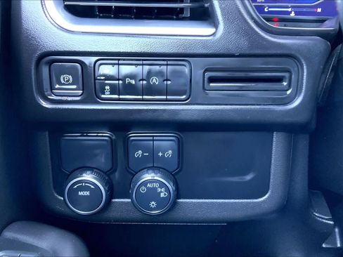 Used 2023 Chevrolet Suburban LT RWD image 33