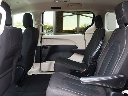 Used 2022 Chrysler Voyager LX image 31