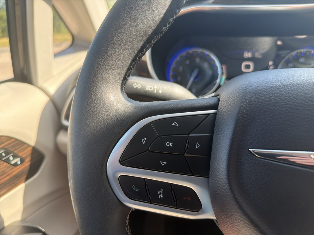 Used 2023 Chrysler Pacifica Limited FWD image 32
