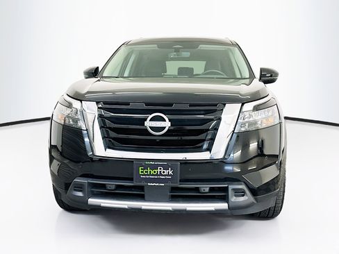 Used 2025 Nissan Pathfinder SL image 2