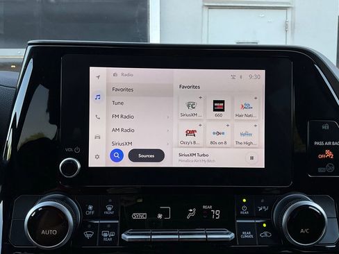 Used 2025 Toyota Highlander LE image 32