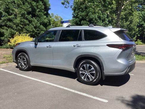 Certified 2025 Toyota Highlander XLE AWD/4WD image 8