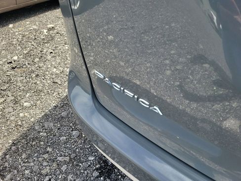 Used 2022 Chrysler Pacifica Touring-L FWD image 3