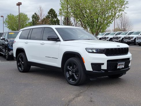 Used 2024 Jeep Grand Cherokee L Laredo image 1