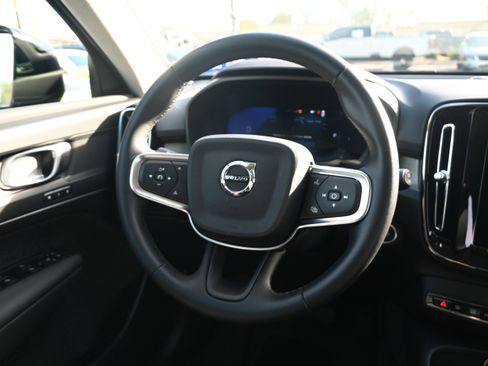 Used 2025 Volvo XC40 B5 Core image 10